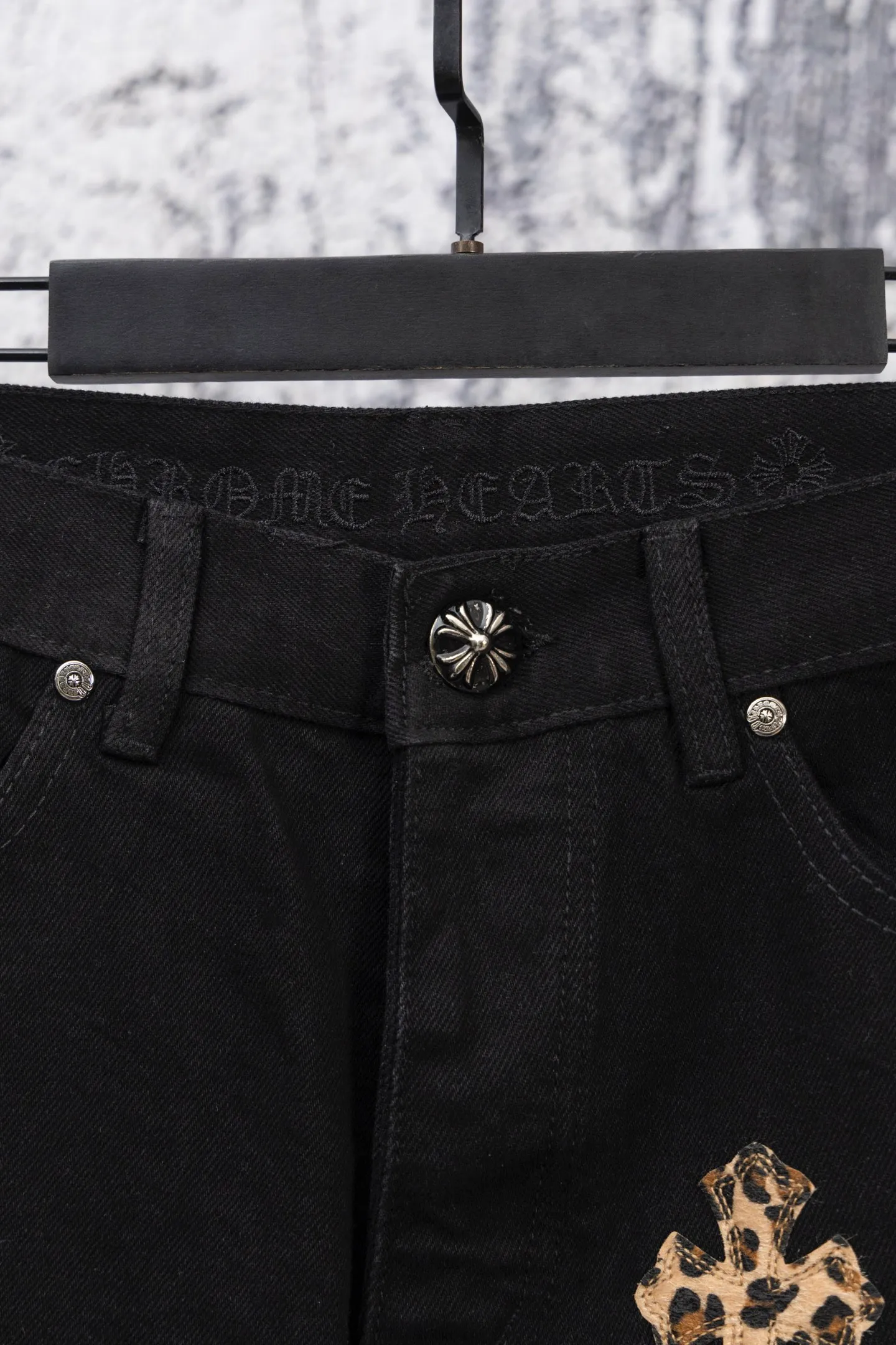 P240 CH Chromehearts green leopard print cross patchwork leather black jeans, priced at 34W level, patchwork cross pattern embellishment, washed jeans! ! An absolutely high-end luxury product, a 1.9W-level god-level single product, a super popular product, made by top heavy industry, a magic weapon that cannot be missed! [About Zangyin] This is an extremely luxurious fashion brand that can also be called the aristocracy of the high street. It has always been an exclusive brand for some hipsters or rich second generations. Compared with ordinary high streets, it is more luxurious and noble. Compared with luxury brands, it is more fashionable and individual. It has always been a brand that I have a special liking for. [Top heavy industry fashion design] Consistently high-street luxury style. Speaking of this style, the Zangyin family and GU family are definitely the leading representative brands. Especially the Zangyin family has really achieved a state-of-the-art effect in creating high-street style. The unique washed material is used to create this style. The color system is already quite eye-catching. After it is decorated with patchwork cross flowers, it cleverly highlights the charm of the brand. Secondly, this style uses classic The high-waist cutting design highlights the long legs and fashionable temperament of the upper body. The brand is highly recognizable and the slim fit configuration is more suitable for daily wear. It is a product that interprets personality, fashion, and specifications at a glance. This single product is enough to make any fan excited. It can be a white T-shirt for a youthful college style, or a tight suspender for a royal style. It has strong matching ability and can be easily controlled by men.  [Materials and craftsmanship] Needless to say, this point goes without saying. As an excellent craftsman brand, Zangyin’s requirements for details and craftsmanship are really perfect. The washed color of this model has gone through so many processes, not to mention the embellishment of denim appliques. It is also purely hand-made and sewn. Just like what they believe in, only hand-made things have soul and have the meaning of wear. A top-notch heavy-duty fashionable denim item, I look forward to your perfect interpretation! !  Color: black Size: 30-36